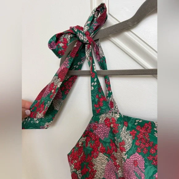 Trovata Carla Crop Top – Nouveau Garden Floral Print (Size M) 🌸